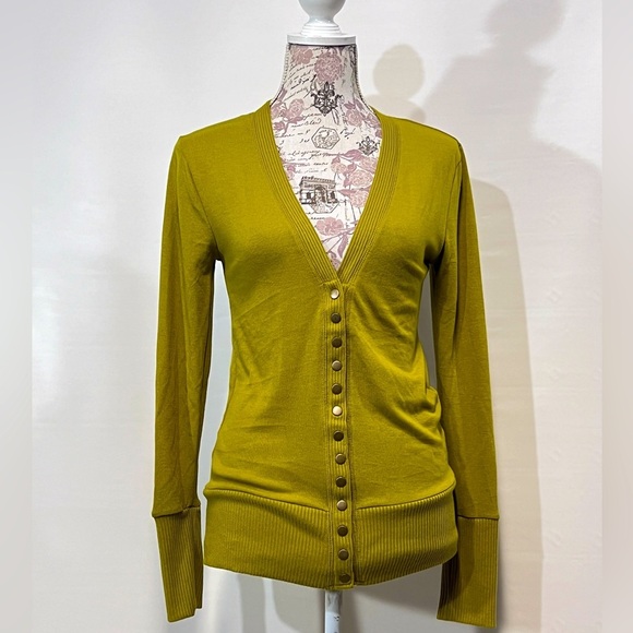 🛍️ ZENANA Apple green snap front cardigan size S. - Picture 3 of 13